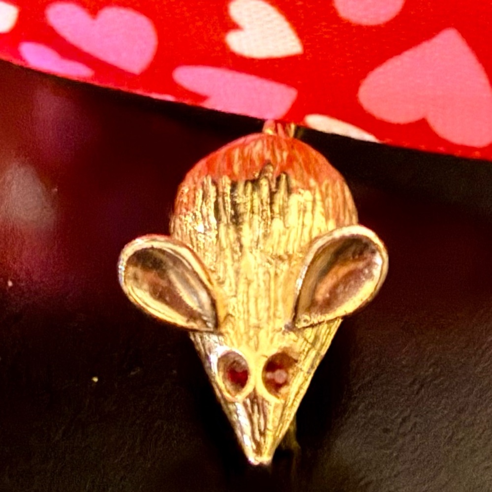 Vintage Gold-Tone Mouse Brooch with Ruby Rhinestone Eyes and Articulated Tail - Picture 5 of 7